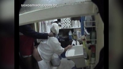 Motoboy har sex med städerska i restaurang mellan leveranser
