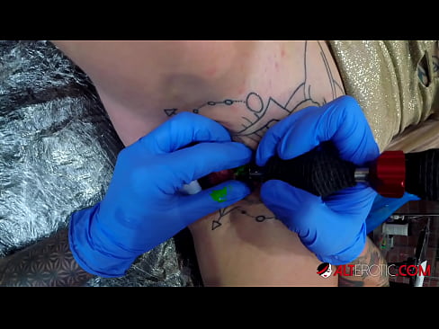 ❤️ Extremt tatuerade snyggingen Sully Savage fick en tatuering på sin klitoris ️ Sexvideo at sv.marketapp.top